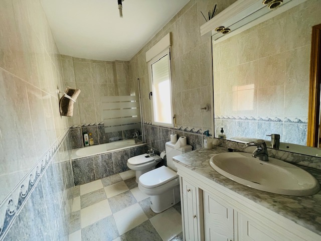 Baño completo con bañera