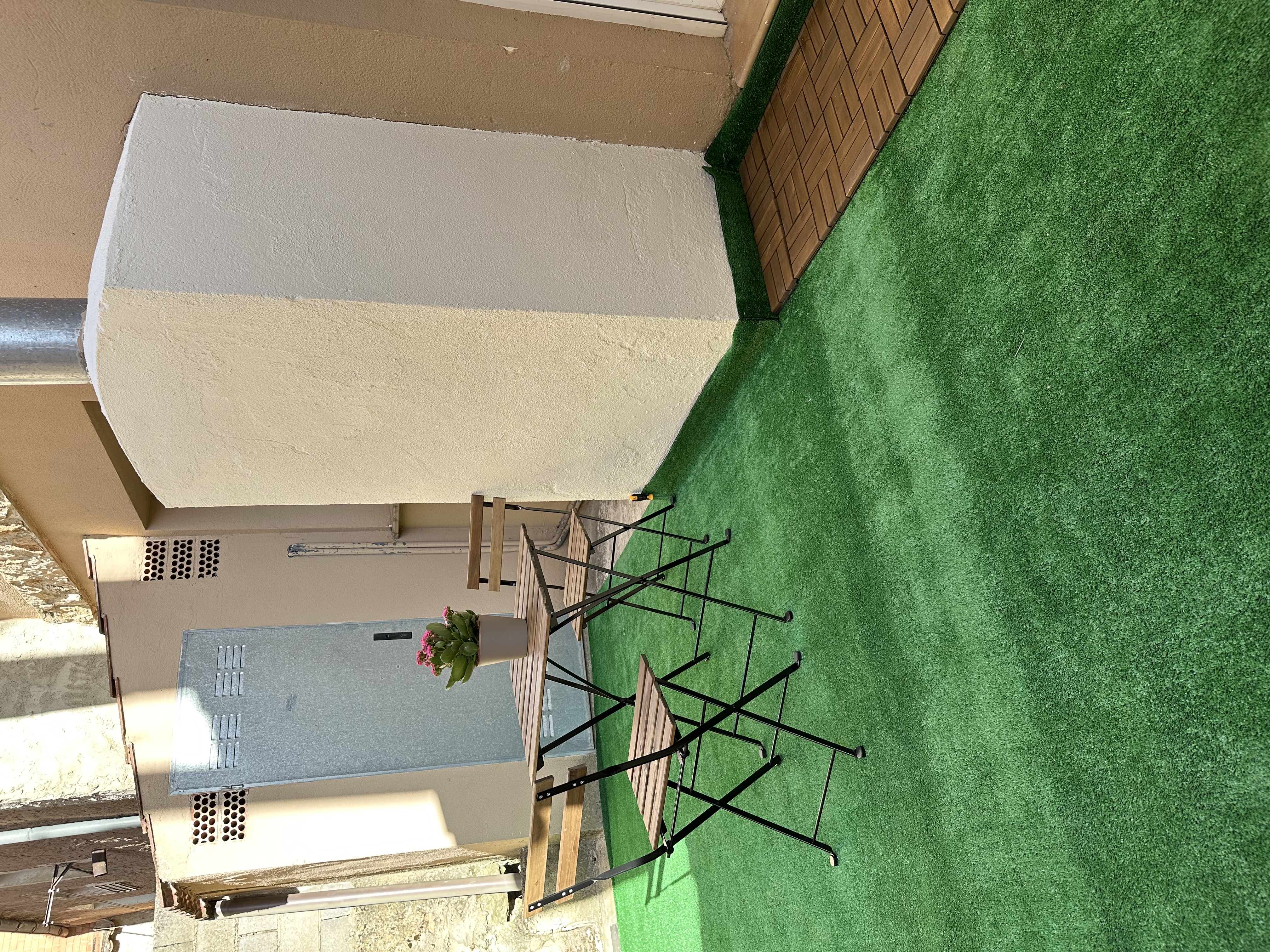 Patio exterior con mesa