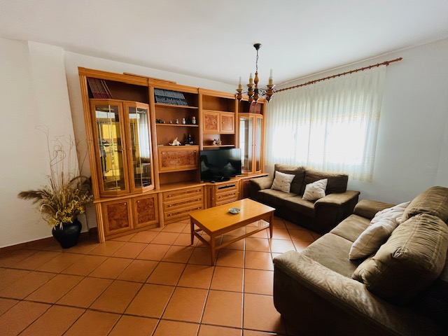 Salón con sofás y zona de estar